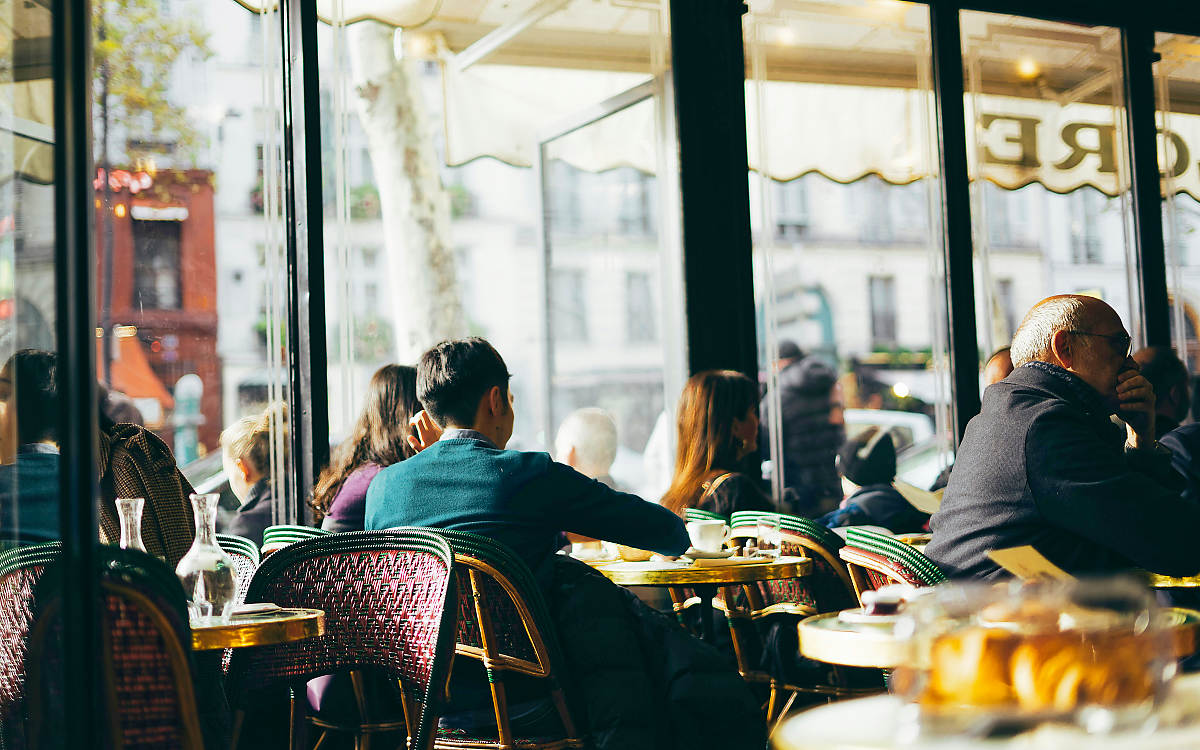 Top 10 Cultural Etiquette Tips for Visitors to France